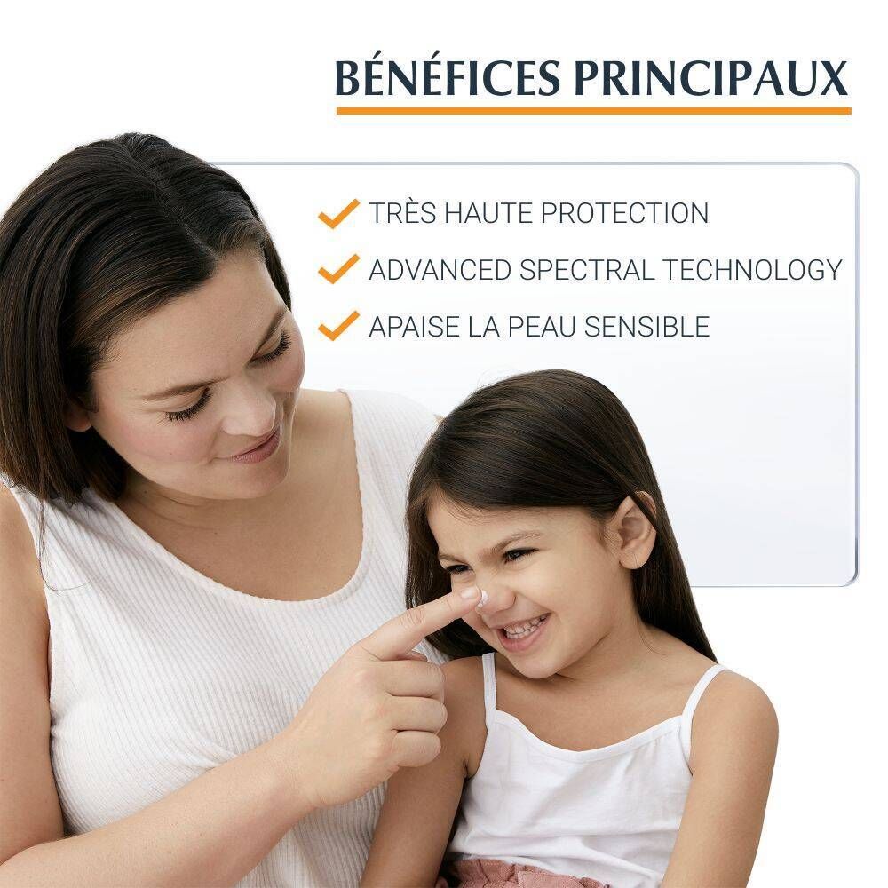 Mère et enfant. La mère applique de la crème solaire sur le nez de l'enfant. Texte : Avantages : Très haute protection, Advanced Spectral Technology.