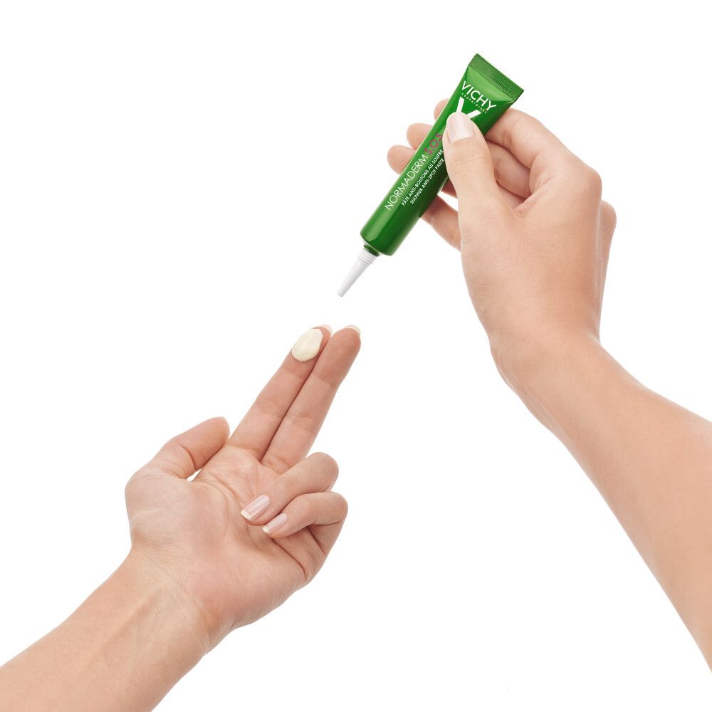Emballage blanc. Logo Vichy et nom du produit : Normaderm S.O.S. Pâte Anti-Boutons au Soufre. Texte.