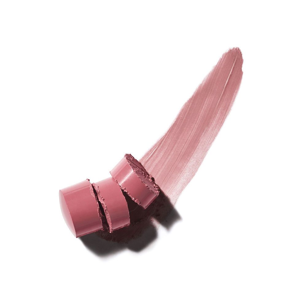 Lippenbalsam-Abrieb. Drei Stücke und ein Abstrich. Farbton nude. Auf weißem Hintergrund.
