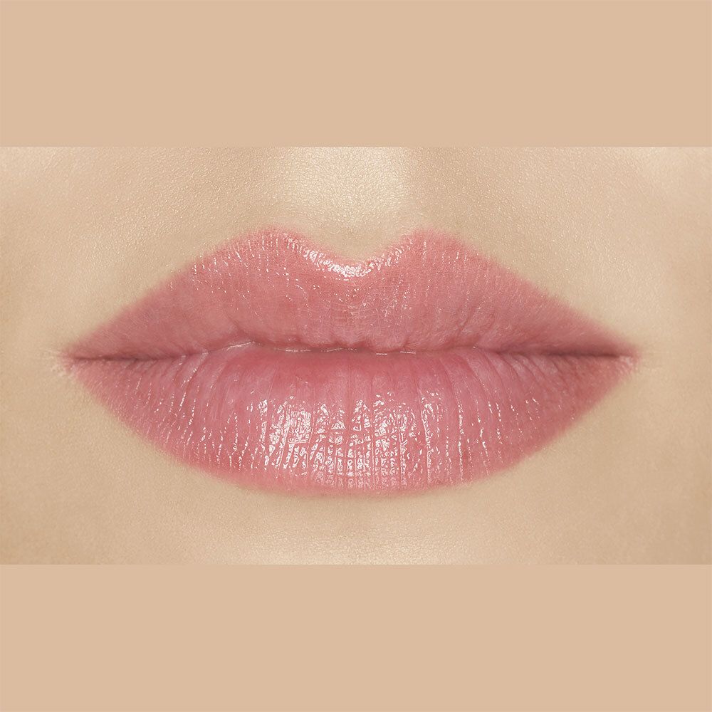 Nahaufnahme von Lippen. Mit getöntem Lippenbalsam. Farbton nude. Glänzendes Finish.
