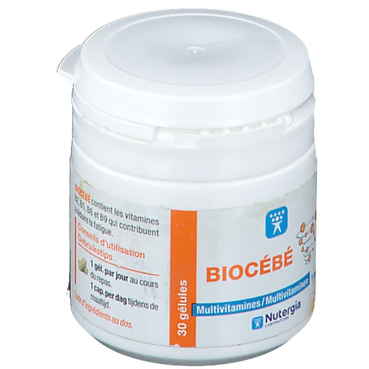 Pot blanc avec couvercle. Inscription "BIOCÉBÉ" et "Multivitamines". Bande orange avec texte. Logo Nutergia.