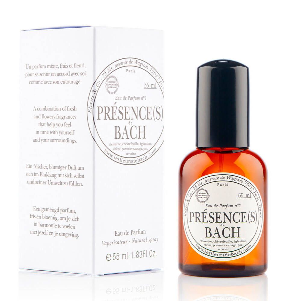 Flacon en verre brun avec bouchon noir. Étiquette avec texte : Présence(s) de Bach Eau de Parfum n°1. Emballage blanc à côté.