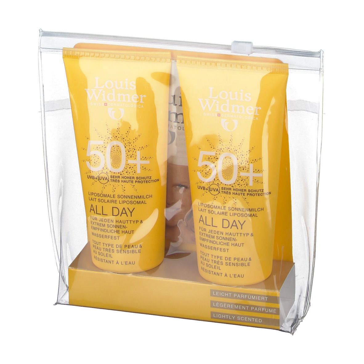Zwei gelbe Tuben Louis Widmer Sonnenschutz in einer transparenten Tasche. Aufdrucke: SPF 50+, All Day, leicht parfümiert.