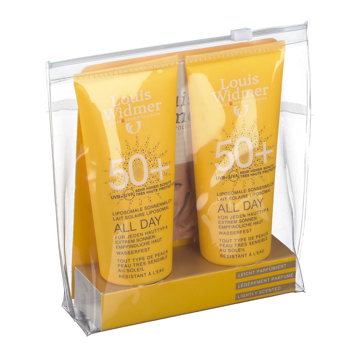 Zwei gelbe Tuben Louis Widmer Sonnenschutz in einer transparenten Tasche. Aufdrucke: SPF 50+, All Day, leicht parfümiert.