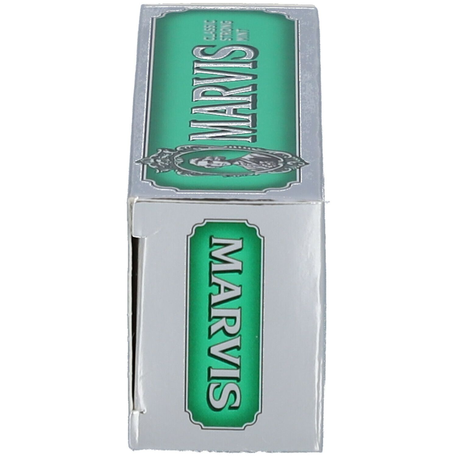 Doos, zijaanzicht. Zilver, groen etiket. MARVIS-logo. Groene achtergrond.