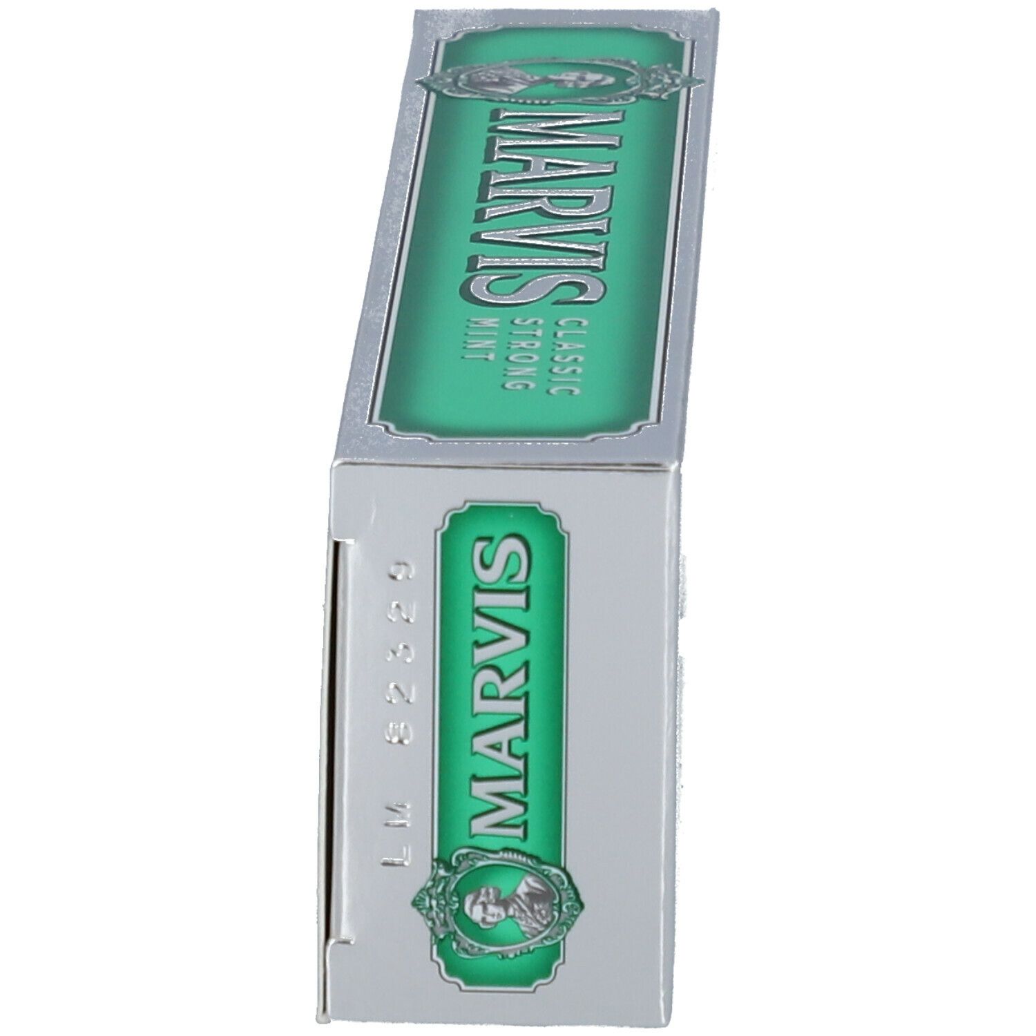 Zahnpasta-Schachtel, silberfarben mit grünem Etikett. Aufschrift: MARVIS Classic Strong Mint. Seitenansicht.