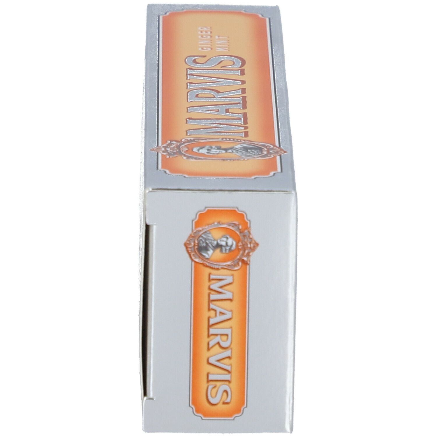 Doos, zijaanzicht. Opschrift MARVIS. Zilveren doos met oranje etiket.