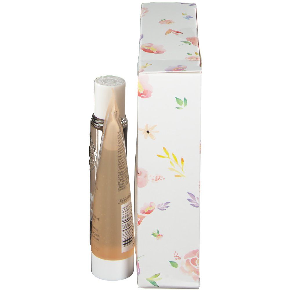 Seitenansicht des Geschenksets. Tube und Verpackung mit floralem Muster. Text auf der Tube nicht lesbar.