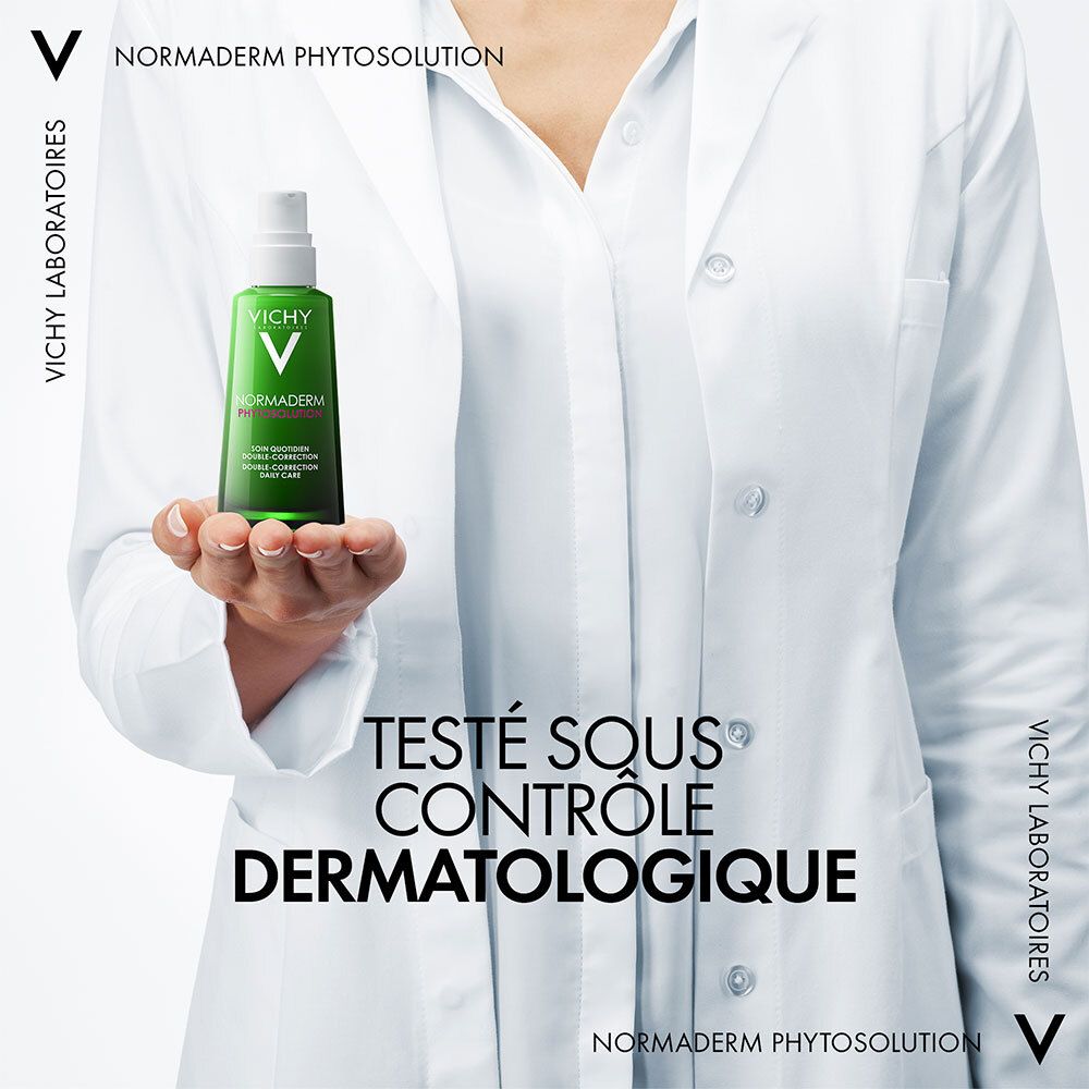 Person hält Flasche. Text: Unter dermatologischer Kontrolle getestet. Vichy Normaderm.