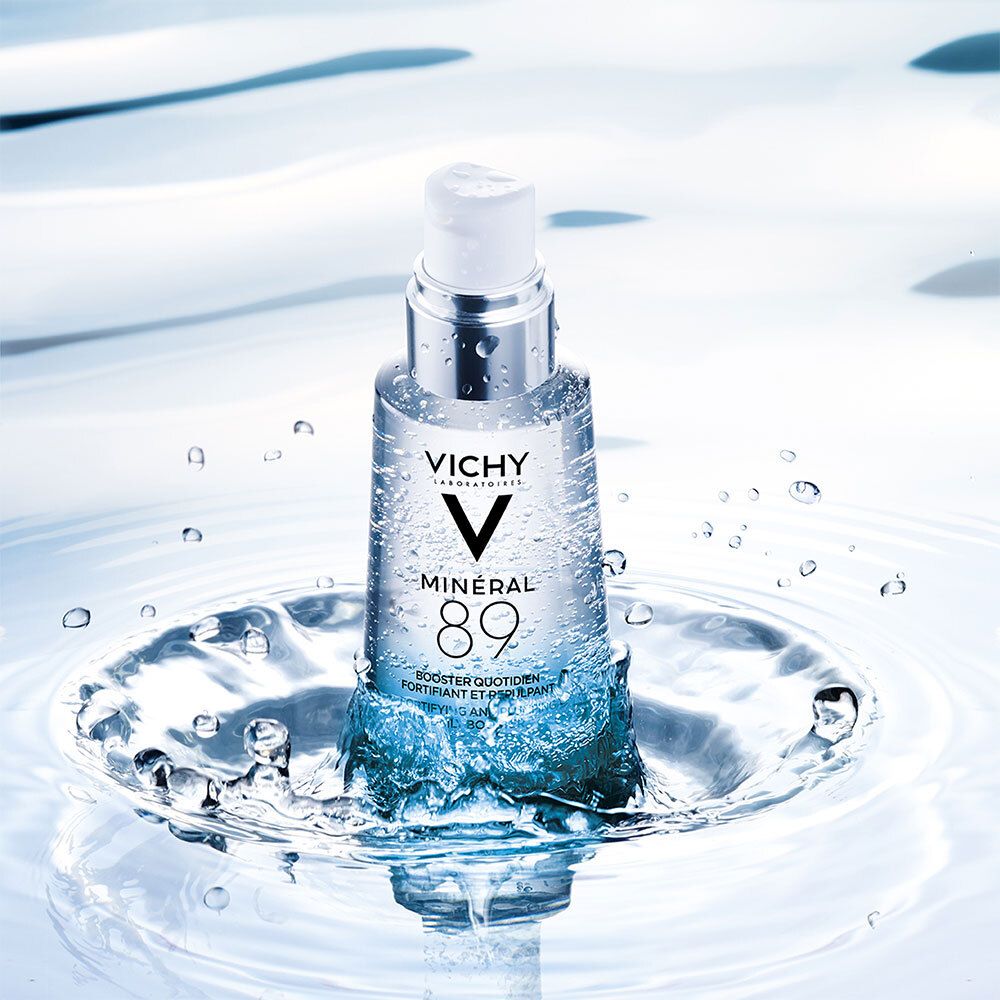 Flacon Vichy Mineral 89 dans l'eau. Liquide transparent, base bleue, pompe argentée. Inscription : Mineral 89.