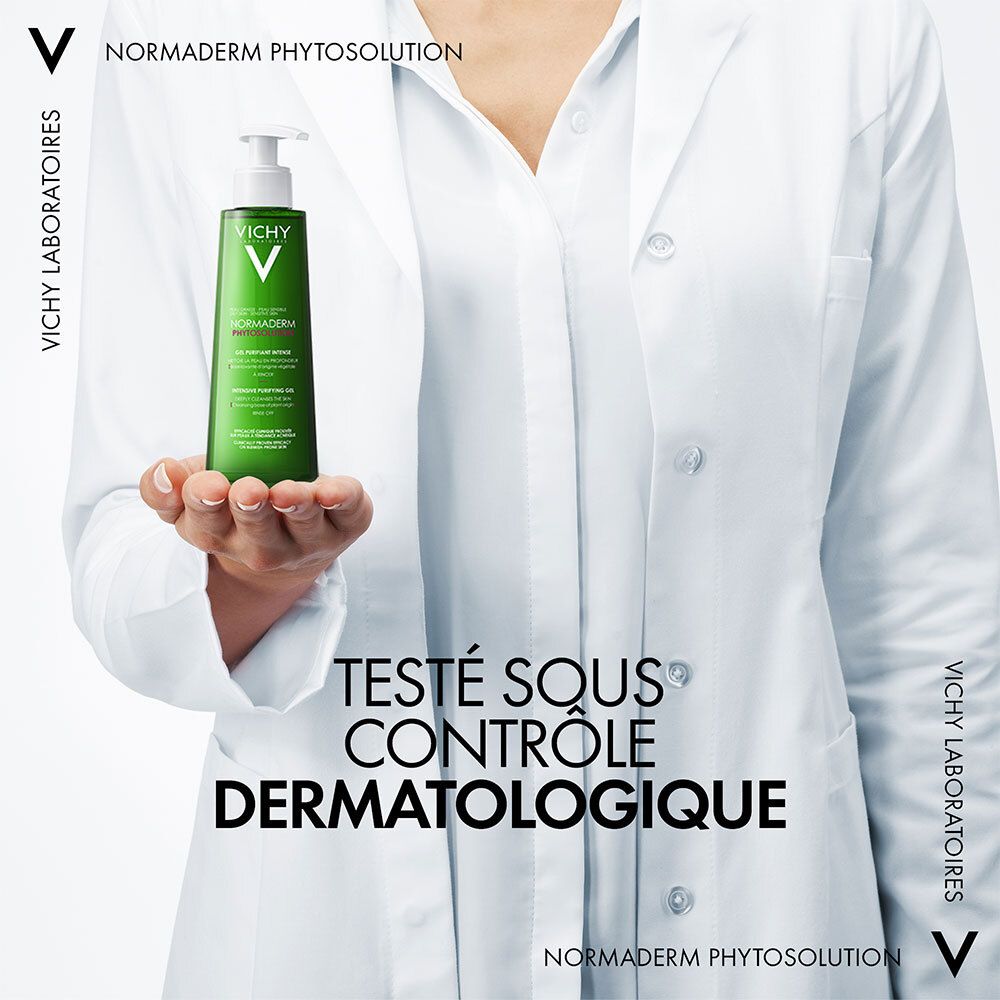 Personne tenant une bouteille verte. Inscription: VICHY, Normaderm Phytosolution. Testé dermatologiquement.