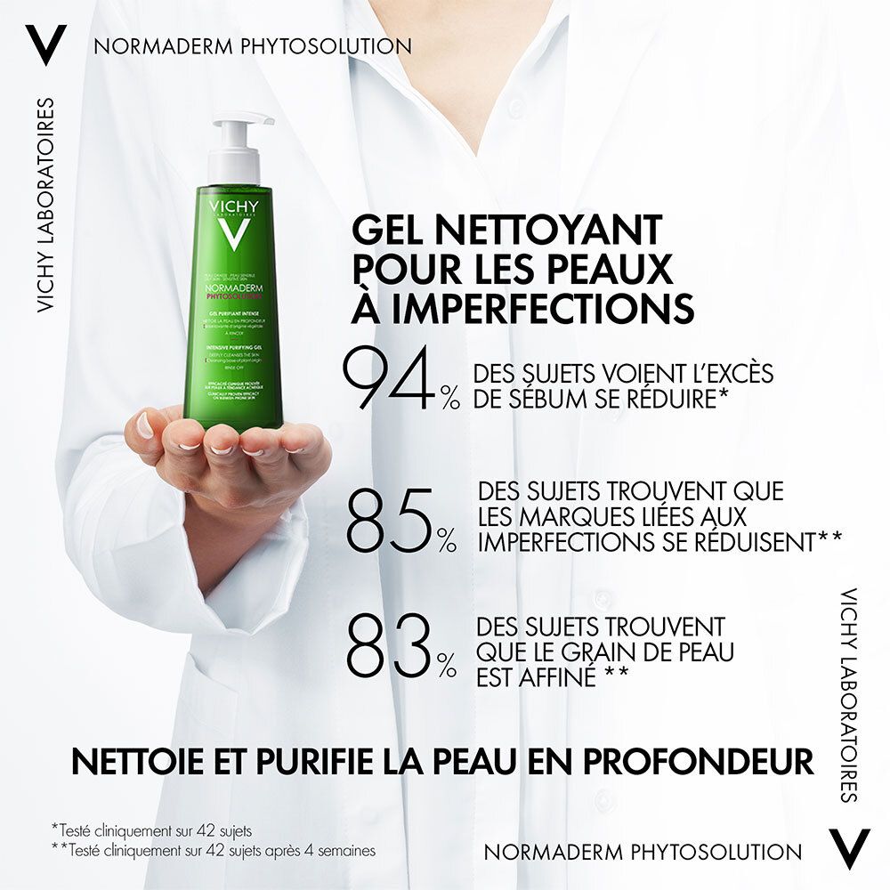 Personne tenant une bouteille verte. Inscription: VICHY, Normaderm Phytosolution. 94% moins de sébum, 85% moins d'imperfections.