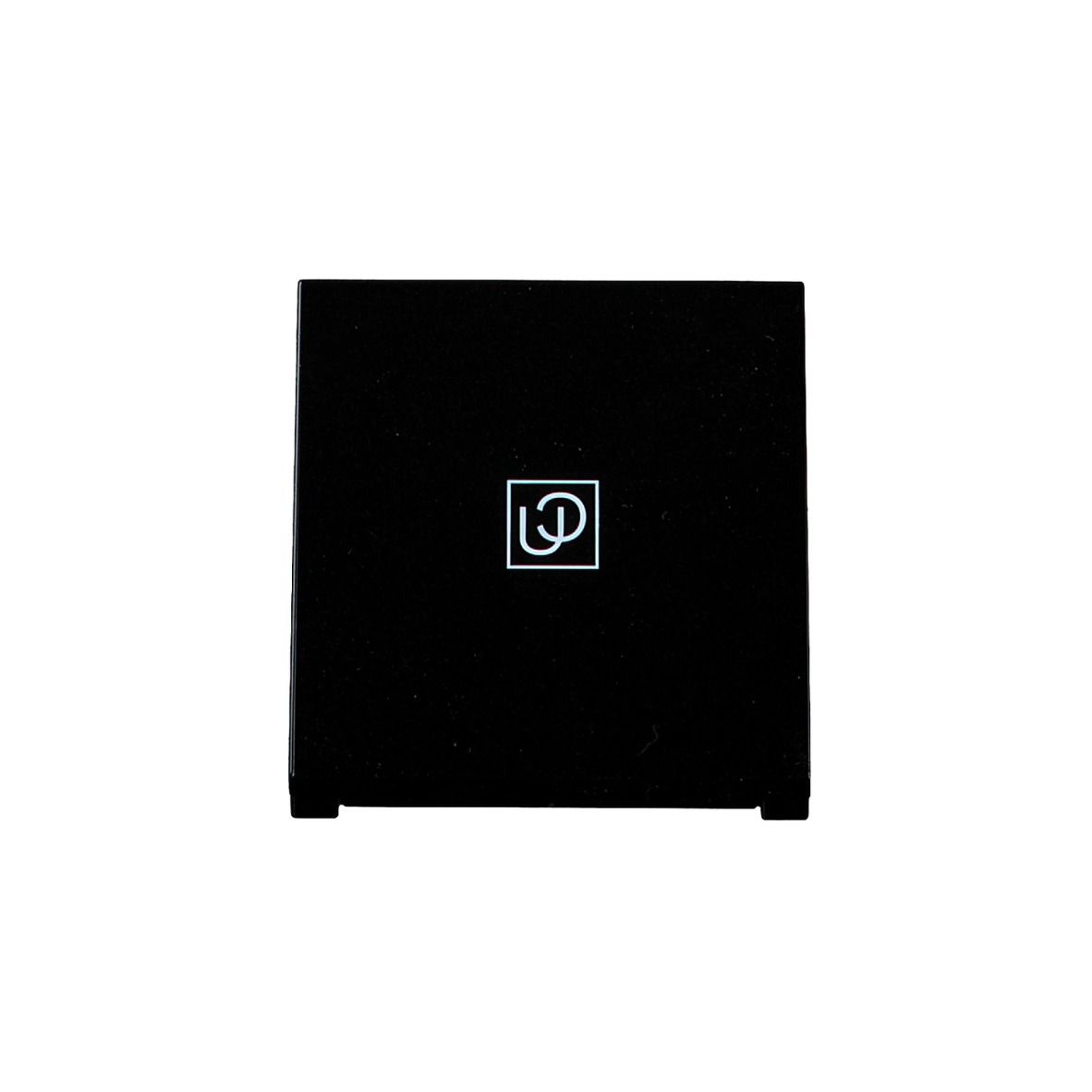Emballage de fard à paupières carré fermé. Boîtier noir avec logo blanc.