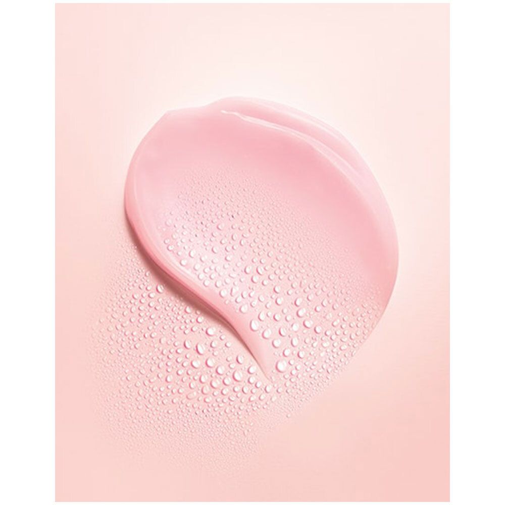 Étalement de gel rose avec petites gouttelettes d'eau. Sur fond rose.