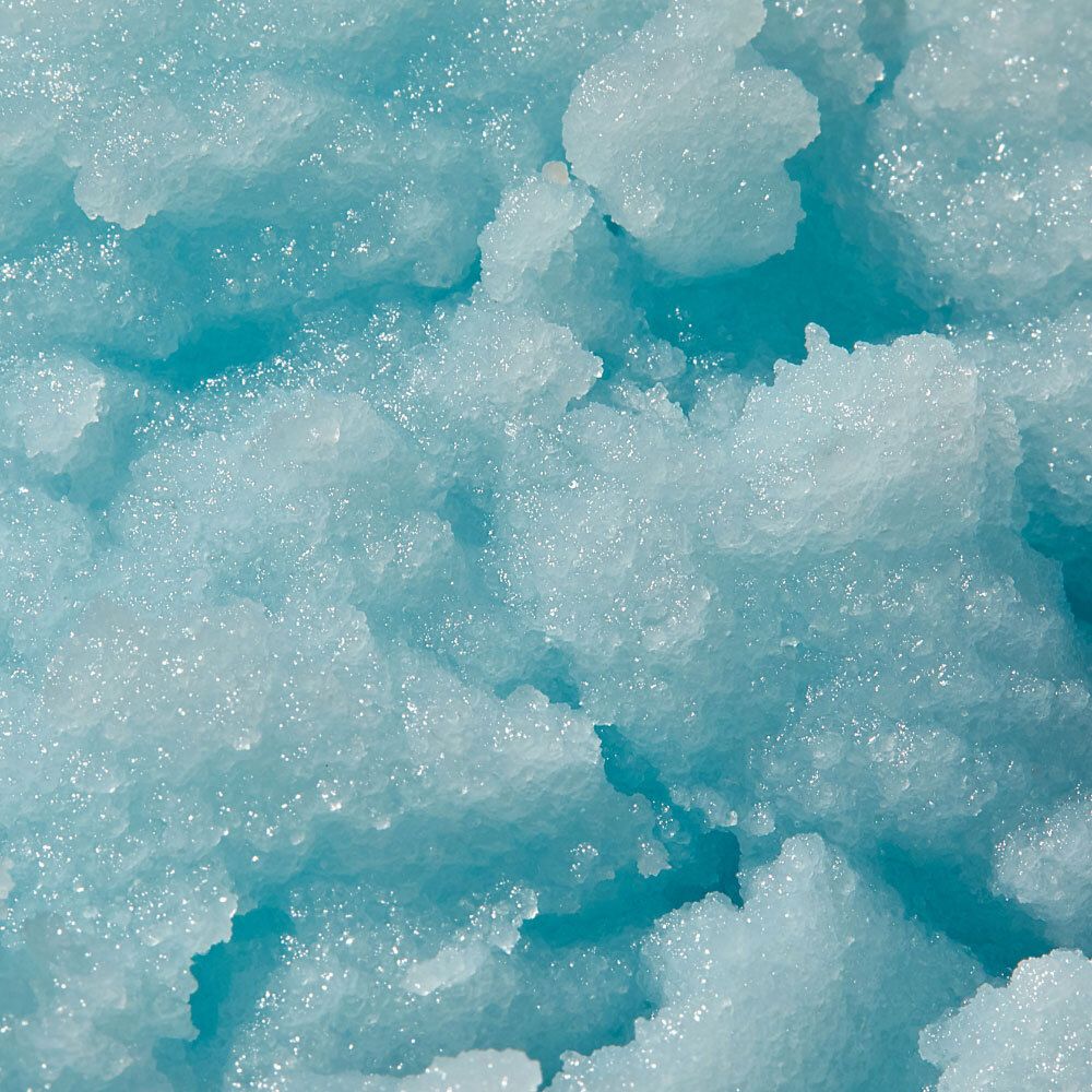 Close-up van blauwe peeling. Grofkorrelige, blauwe kristallen.