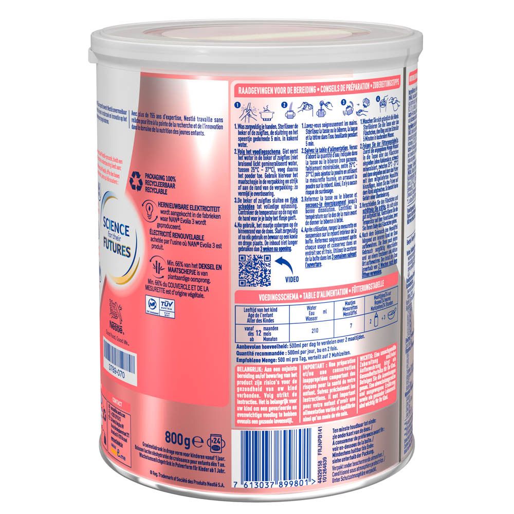 Achterkant van de Nestlé NAN Evolia 3-verpakking. Bereidingsinstructies, QR-code, tekst. 800g. 12-36 maanden.