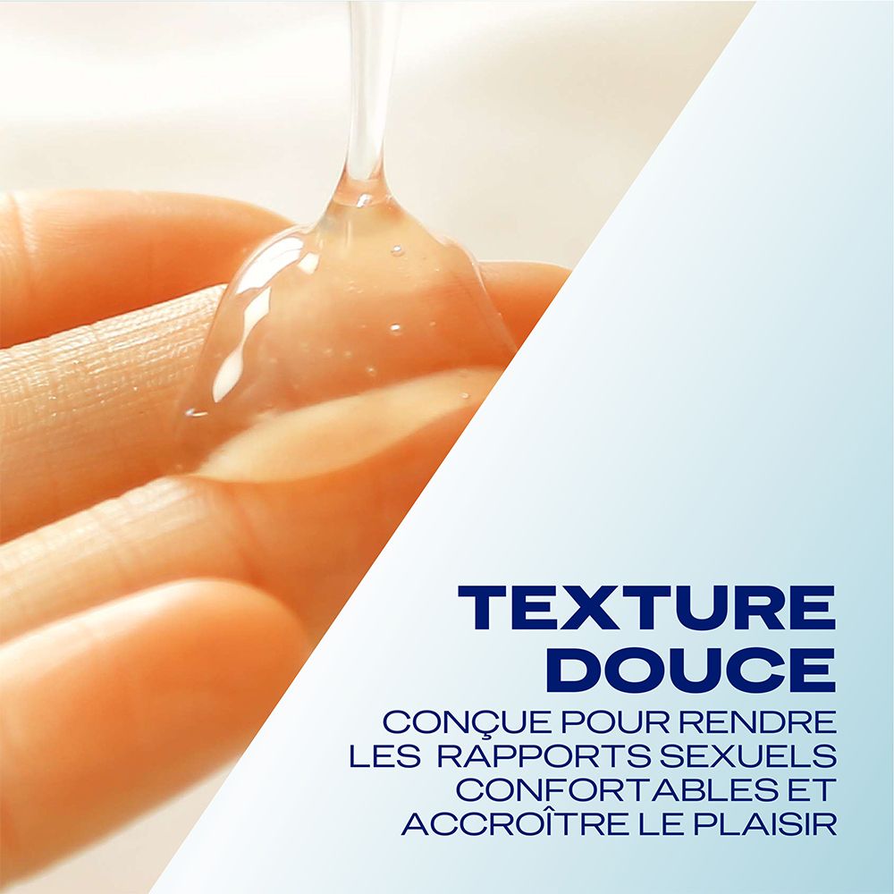 Gros plan d'une main avec gel lubrifiant. Texte : Texture douce. Pour un sexe confortable et plus de plaisir.