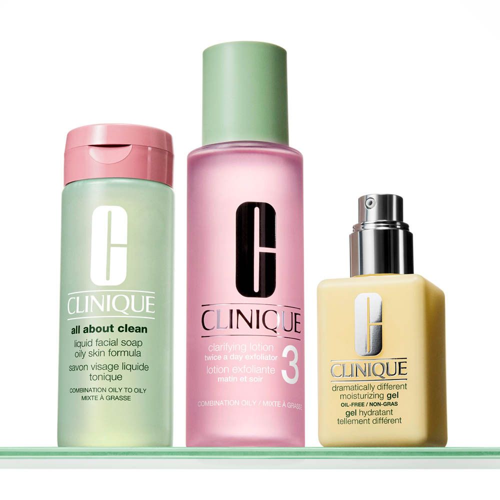 Drei Clinique Hautpflegeprodukte: Flüssigseife, klärende Lotion und Feuchtigkeitsgel.
