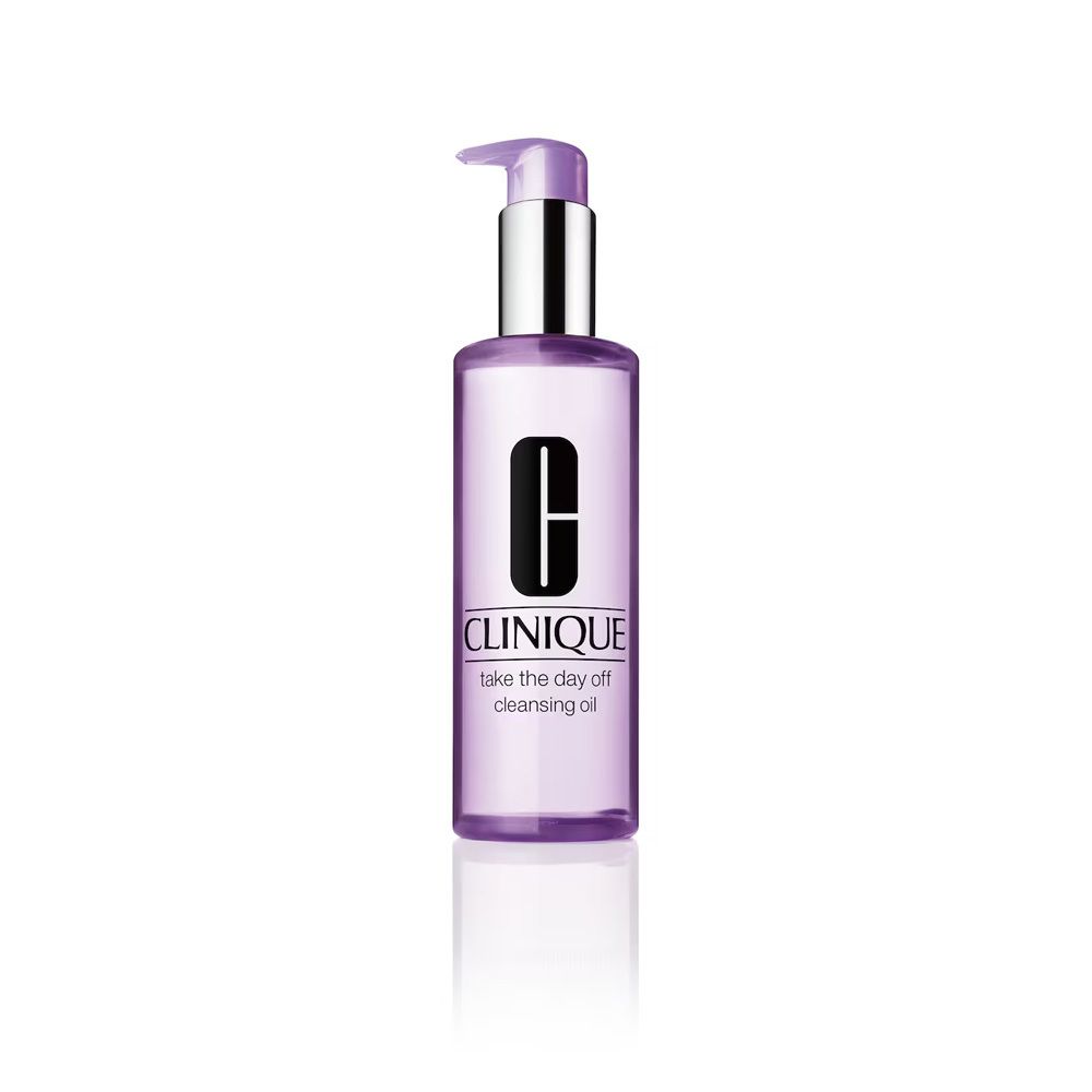 Flasche mit Pumpverschluss. Aufschrift CLINIQUE, Take the Day Off cleansing oil. Lila Flüssigkeit sichtbar.