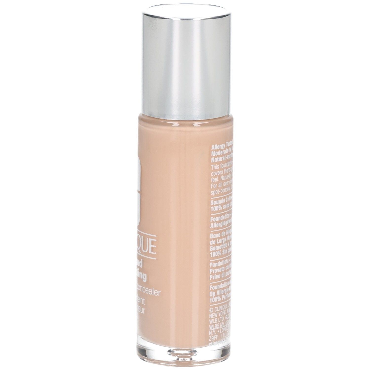Clinique Beyond Perfecting Foundation. Beige Flasche mit silbernem Deckel. Produktname und Logo deutlich sichtbar.