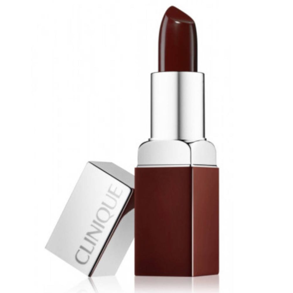 Lippenstift mit geöffneter Kappe. Dunkelroter Lippenstift in quadratischer Hülse mit silberner Kappe. Auf der Kappe steht "CLINIQUE".