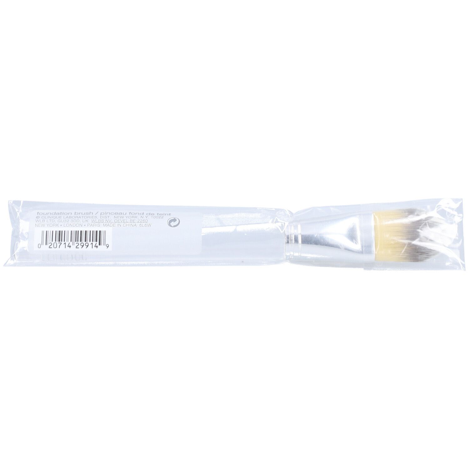Pinsel in transparenter Verpackung. Griff silberfarben, Borsten hell. Aufdruck mit Barcode.