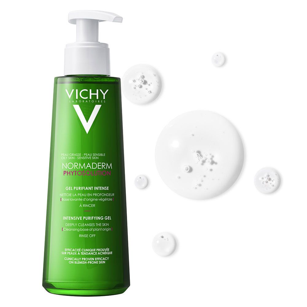 Grüne Flasche mit weißem Pumpkopf. Daneben transparente Gel-Tröpfchen. Produkt: VICHY Normaderm Phytosolution.