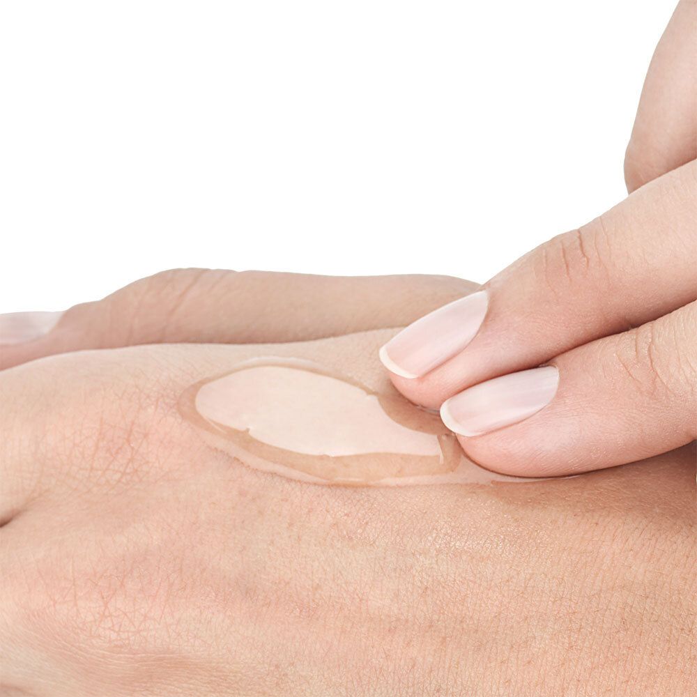 Hand mit transparentem Gel auf der Haut. Gel-Textur. Produkt: VICHY Normaderm Phytosolution.