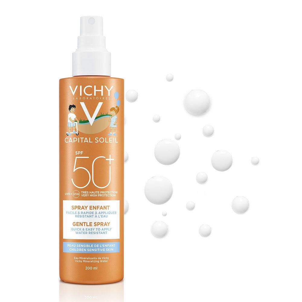 Flacon de spray solaire. Étiquette orange avec tête de pulvérisation blanche. Texte: VICHY, CAPITAL SOLEIL, SPF 50+. Gouttes blanches.
