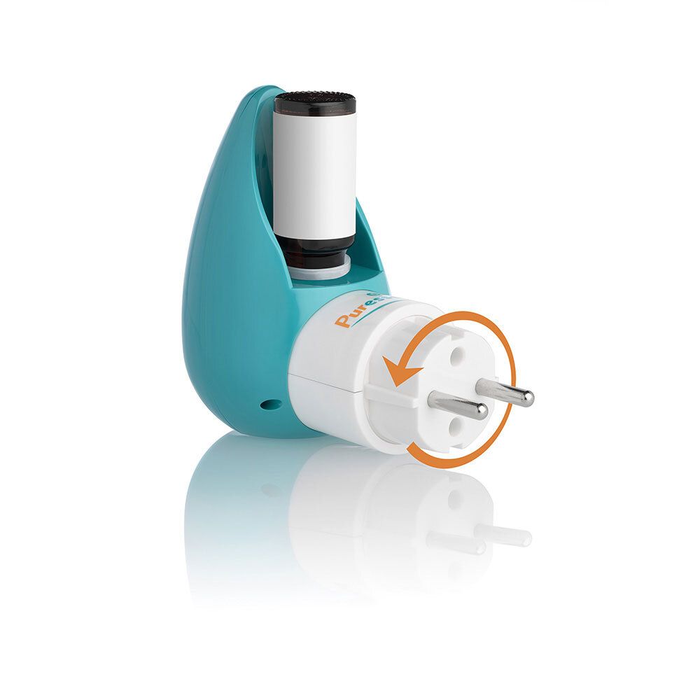 Türkisfarbener Diffusor mit Stecker. Stecker drehbar. Marke: Puressentiel. Oben: Behälter für Duftöl.