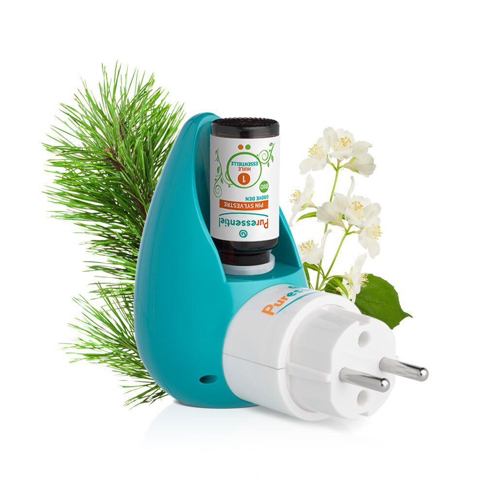 Türkisfarbener Diffusor mit Stecker und Duftölflasche. Marke: Puressentiel. Dekoration: Zweige und Blüten.