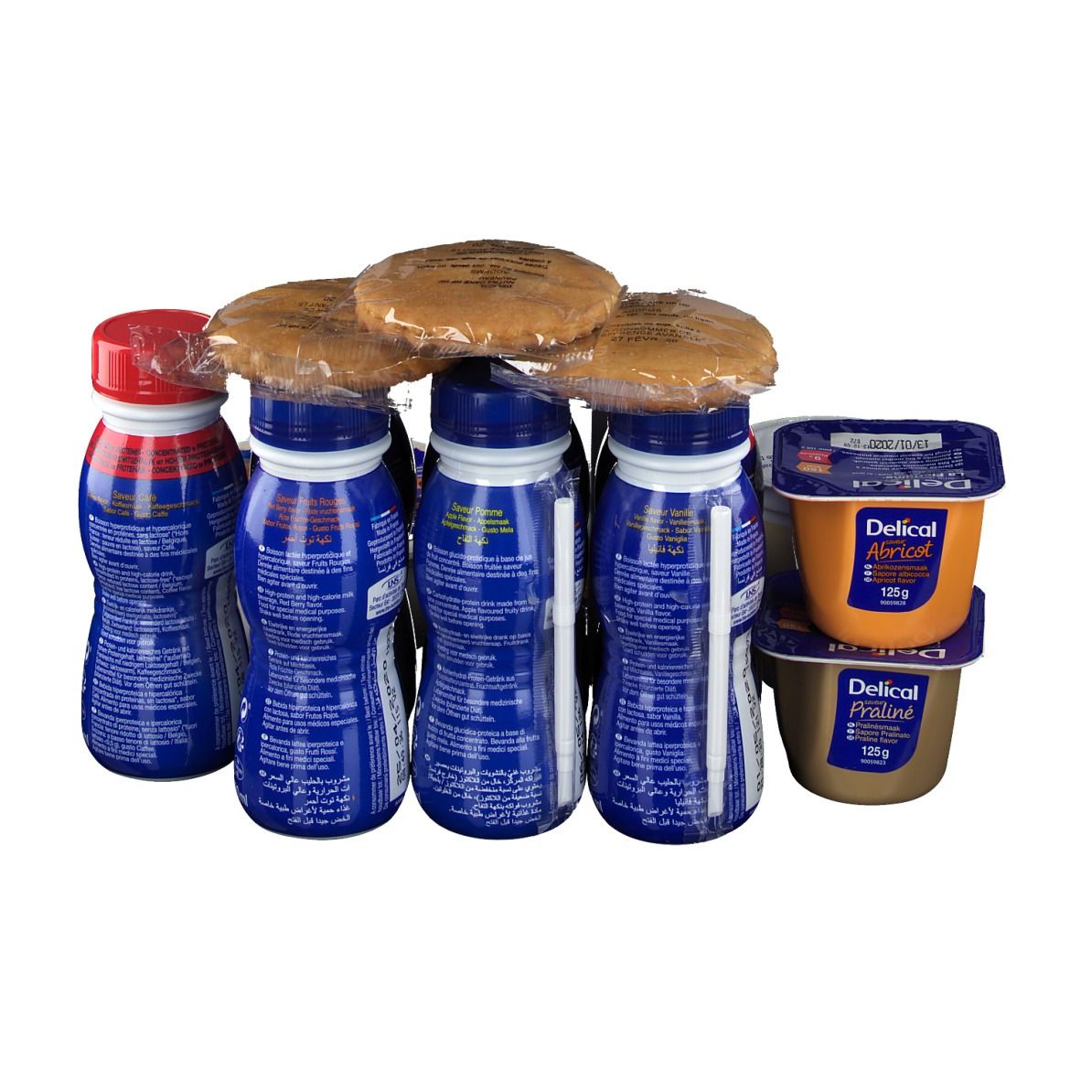 Produits Delical : bouteilles, yaourts et biscuits. Sur fond blanc.