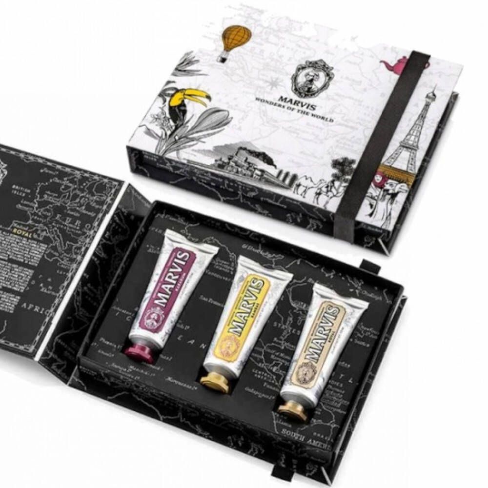 Tandpasta set met drie tubes. Zwarte doos met wereldkaart en illustraties. MARVIS logo zichtbaar.