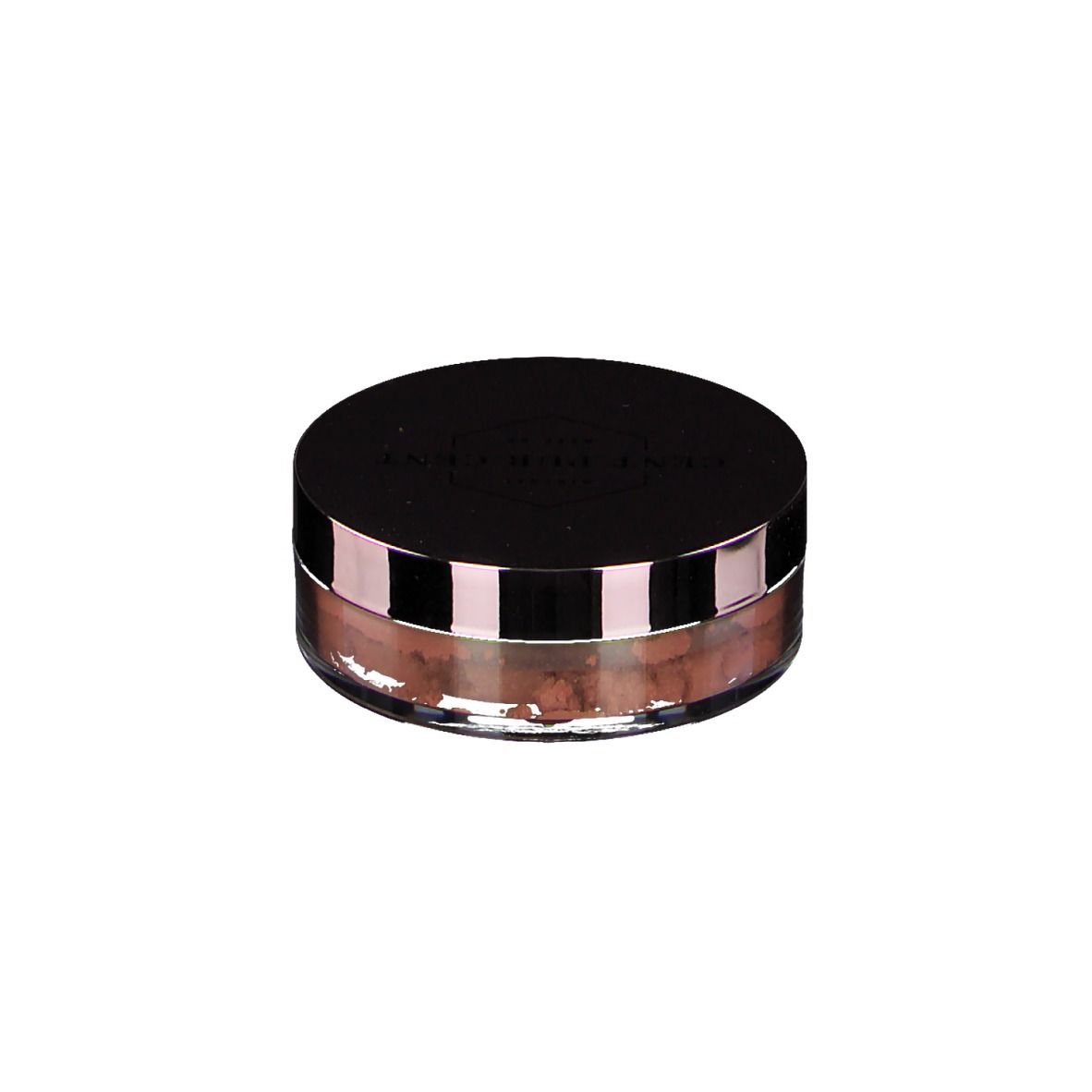 Récipient rond avec couvercle noir. Le contenu est rose. Le couvercle porte le nom de la marque.