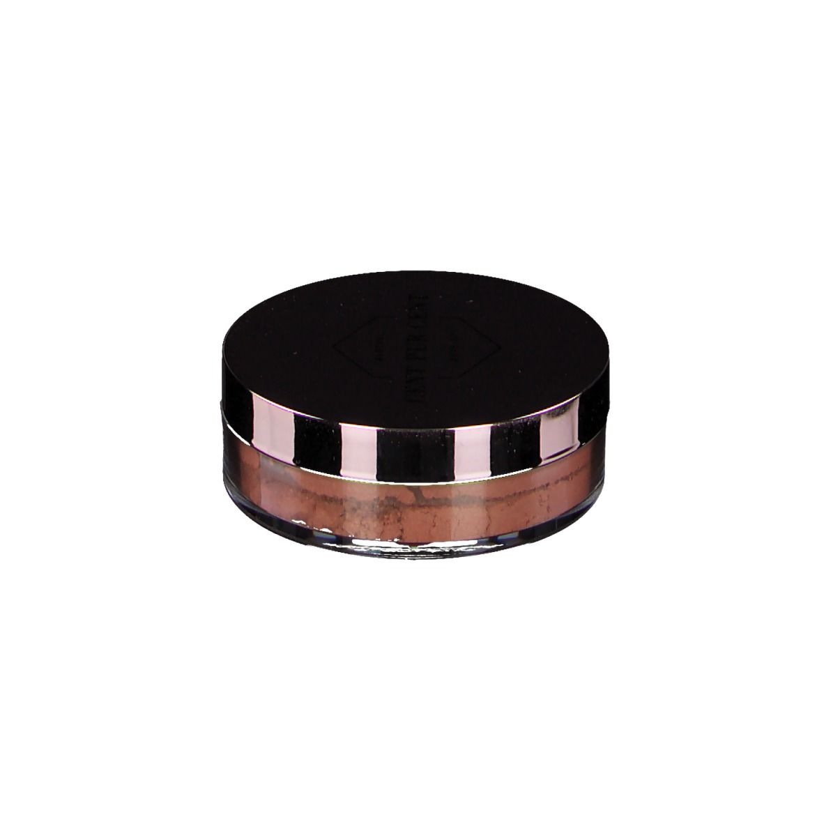 Récipient rond avec couvercle noir. Le contenu est rose. Le couvercle porte le nom de la marque.