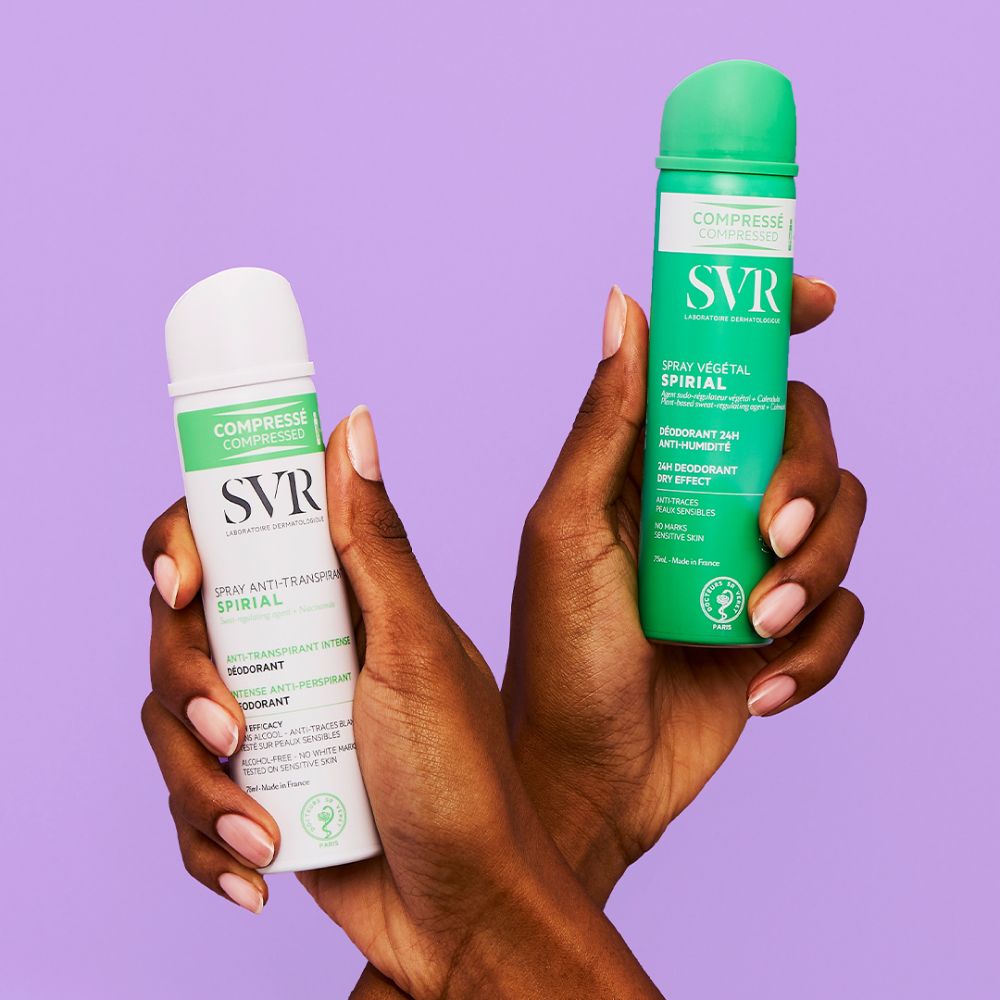 Deux mains tiennent deux sprays. À gauche : SVR Spirial Spray. À droite : SVR Spray Végétal Spirial. Vert et blanc.