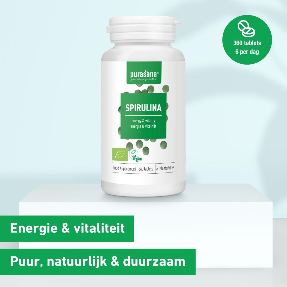 Product op wit voetstuk. Fles met groen etiket. Opschrift: Spirulina. Tekst: Energie & vitaliteit. Vegan-zegel. 360 tabletten.