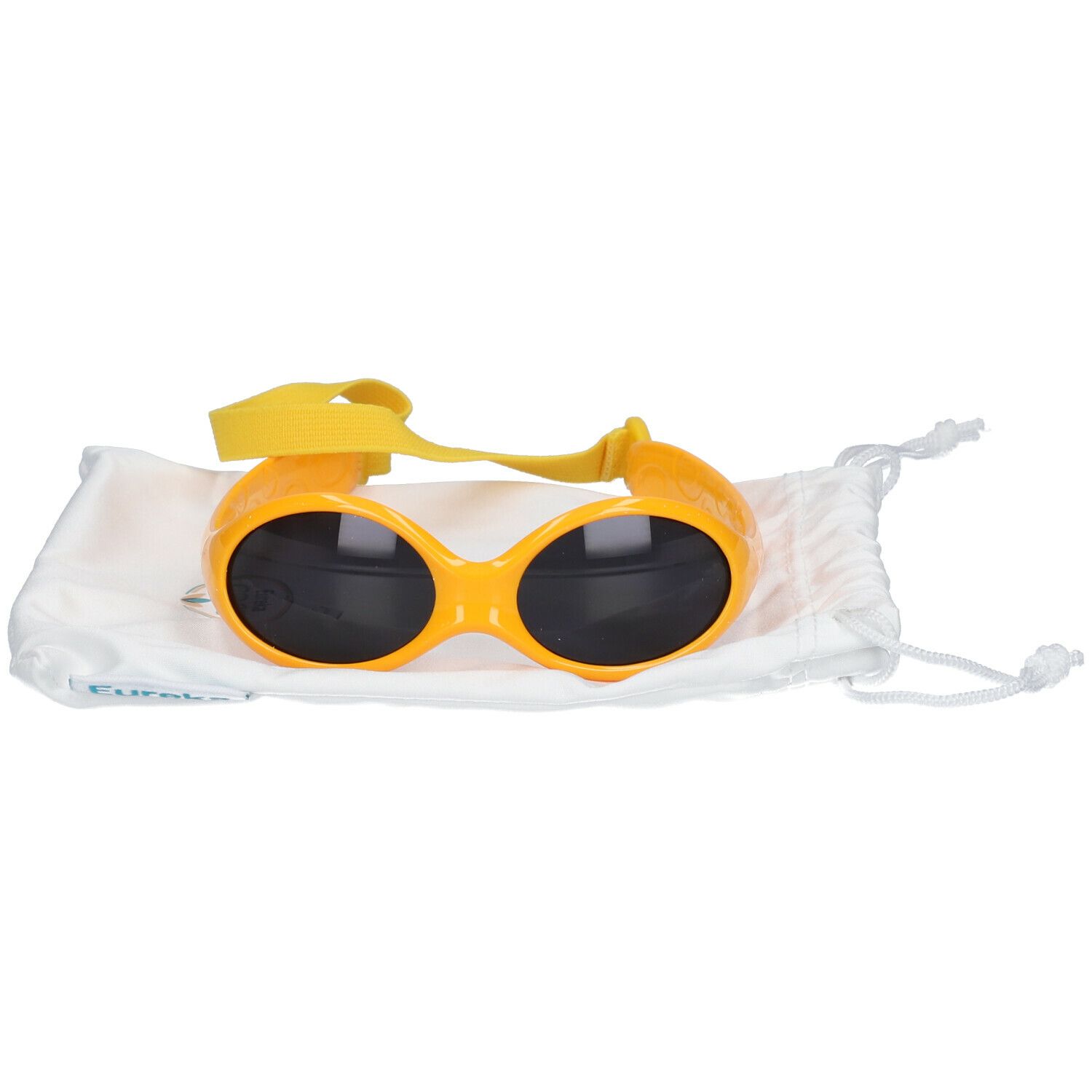 Lunettes de soleil bébé orange avec verres noirs et bandeau jaune. Posées sur un sac blanc.
