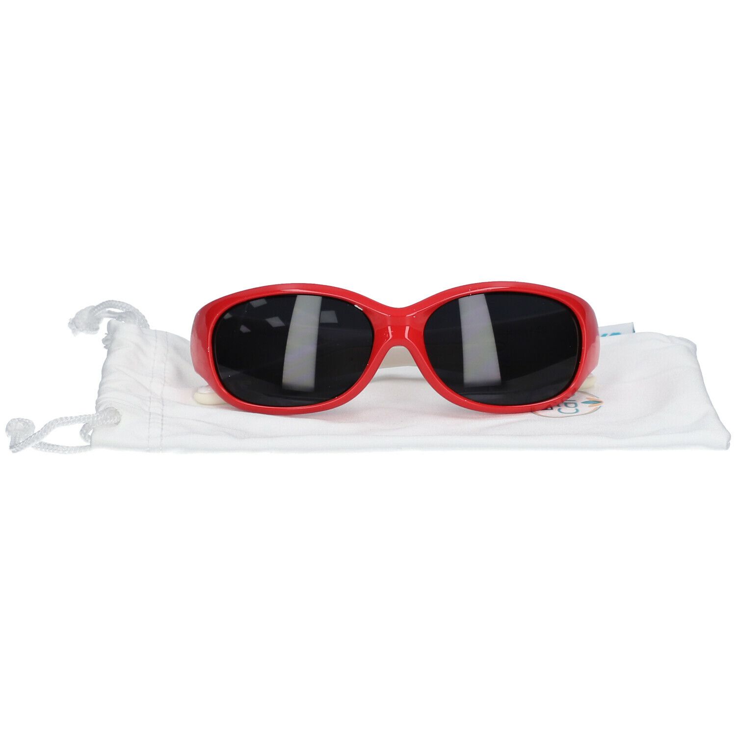 Lunettes de soleil rouges à verres noirs. Posées sur un sac blanc. Forme arrondie, pour enfants.