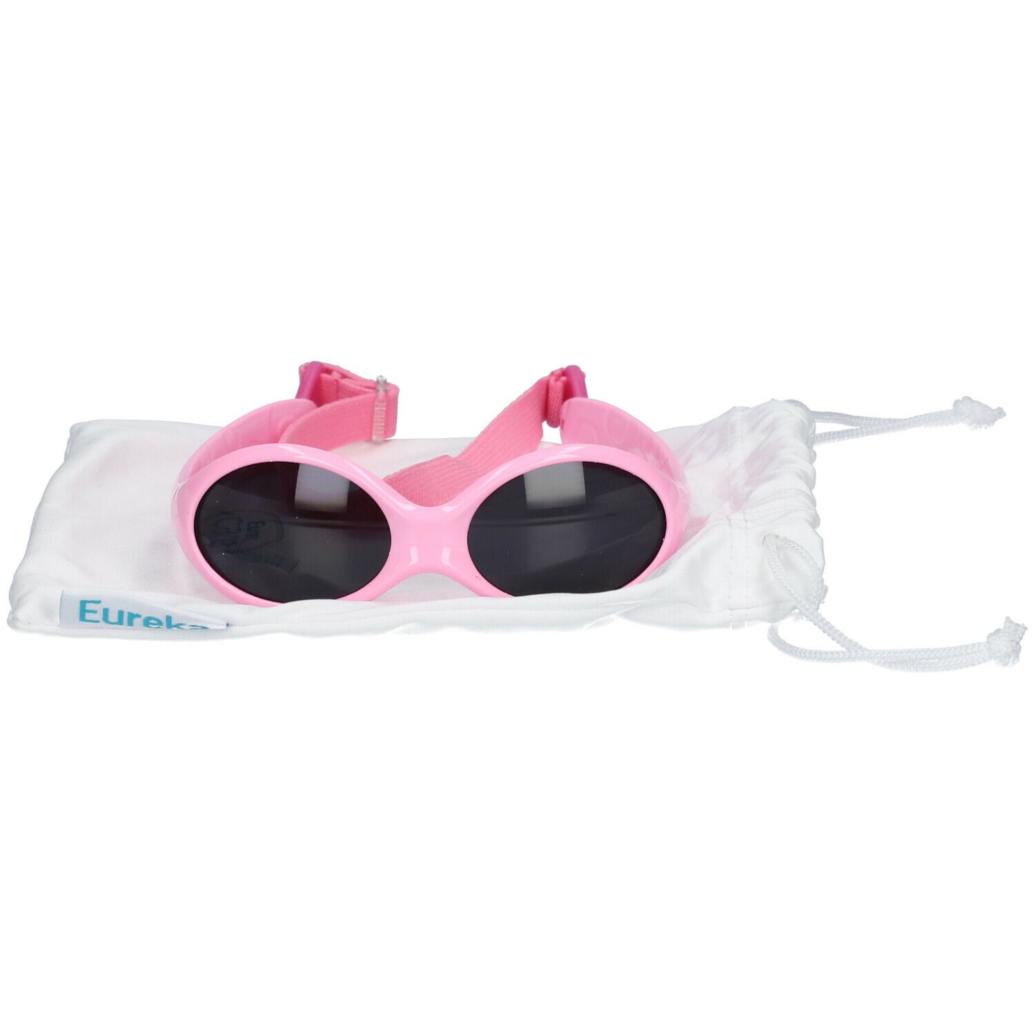 Lunettes de soleil roses avec verres noirs et bandeau. Posées sur un sac blanc avec cordon. Le sac porte la marque "Eureka Care".