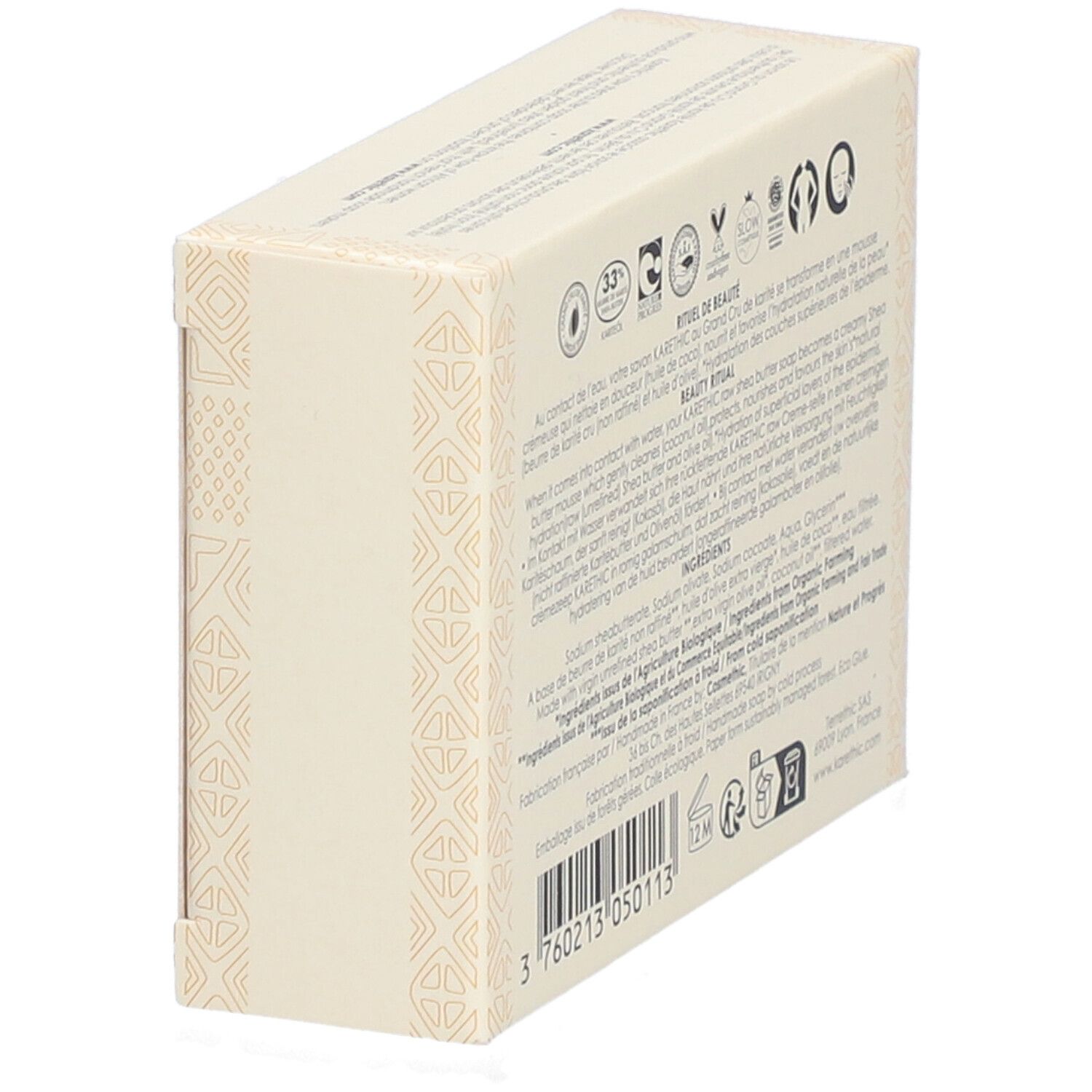 Rückseite der Kartonverpackung, schräg gestellt. Text: Inhaltsstoffe, Beauty Ritual, Herstellerinformationen, Barcode und Zertifizierungen.
