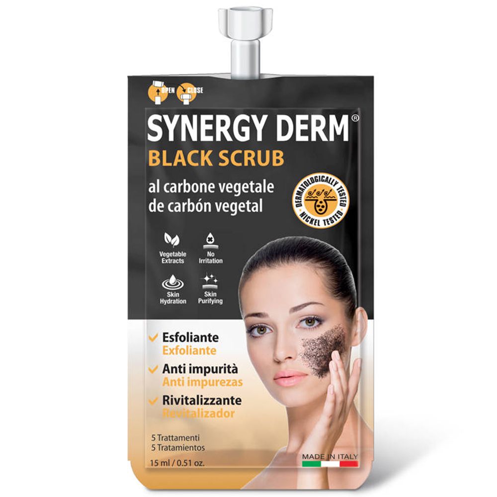 SYNERGY DERM® Black Scrub-zakje. Zwarte verpakking met productnaam en vrouwengezicht. Dermatologisch getest.
