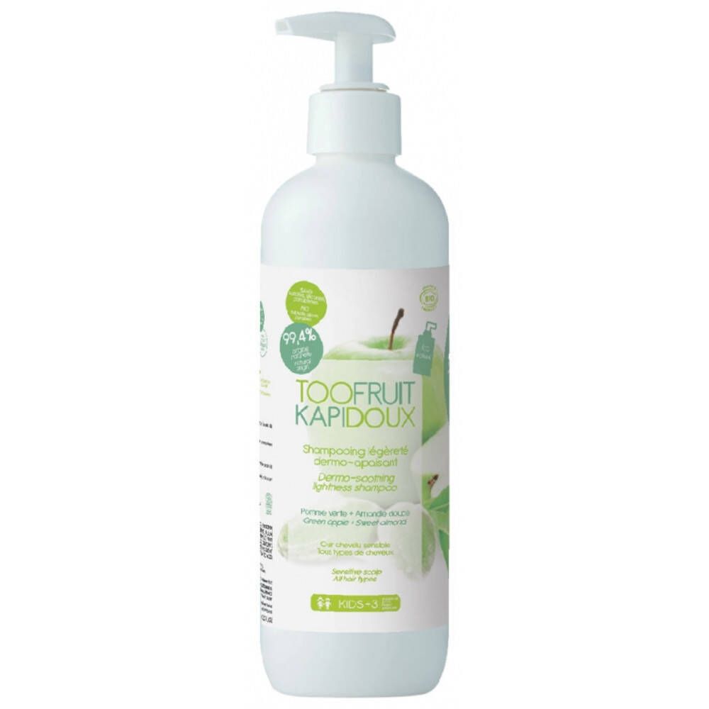 Weiße Shampoo-Flasche mit Pumpe. Aufkleber mit Produktnamen TOOFRUIT Kapidoux und Apfel-Mandel-Illustration. 99,4% Inhaltsstoffe natürlichen Ursprungs.