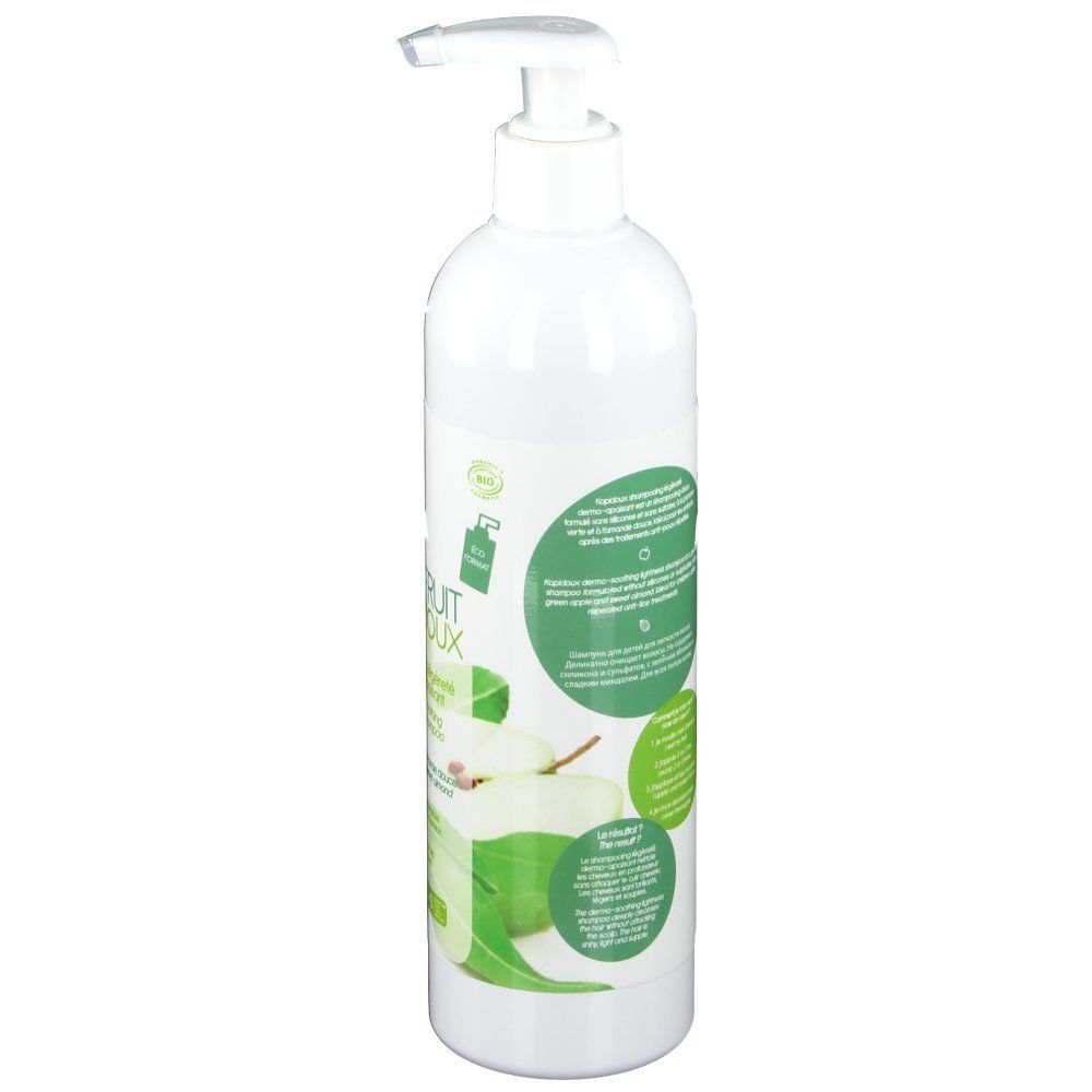 Weiße Shampoo-Flasche mit Pumpe. Aufkleber mit Produktnamen TOOFRUIT Kapidoux und Apfel-Illustration. Grüne und weiße Elemente.