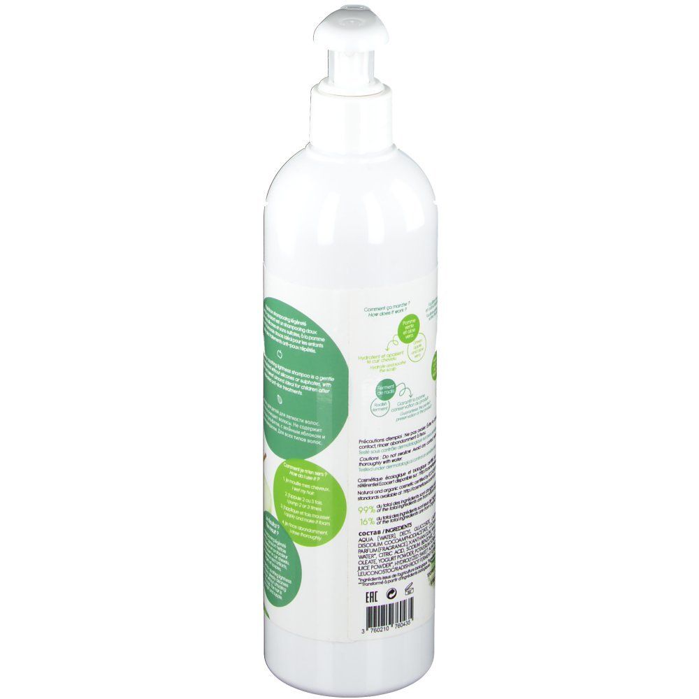 Weiße Shampoo-Flasche mit Pumpe. Rückseite mit Text und grünen Elementen. Informationen über Inhaltsstoffe und Zertifizierungen.