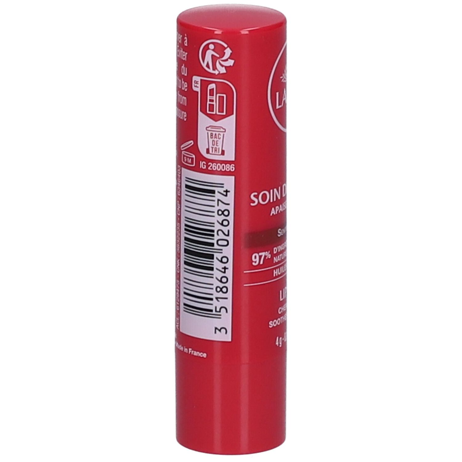 Stick de soin des lèvres rouge. Inscriptions: SOIN DES LÈVRES, 97% d'ingrédients d'origine naturelle, LIP CARE, Cherry Scent. Code-barres et consigne de tri.
