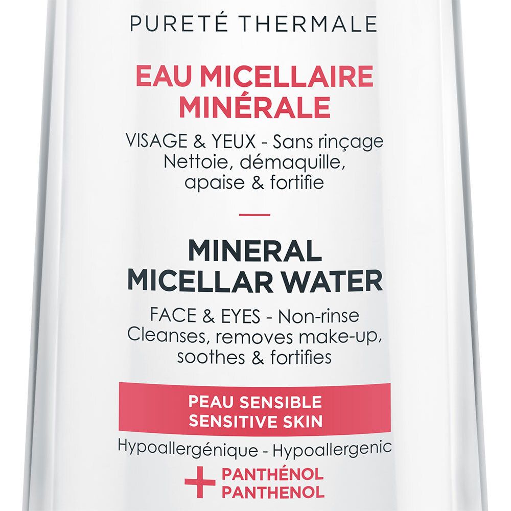 Nahaufnahme des Etiketts. Produktname: Eau Micellaire Minérale. Für empfindliche Haut. Enthält Panthenol.