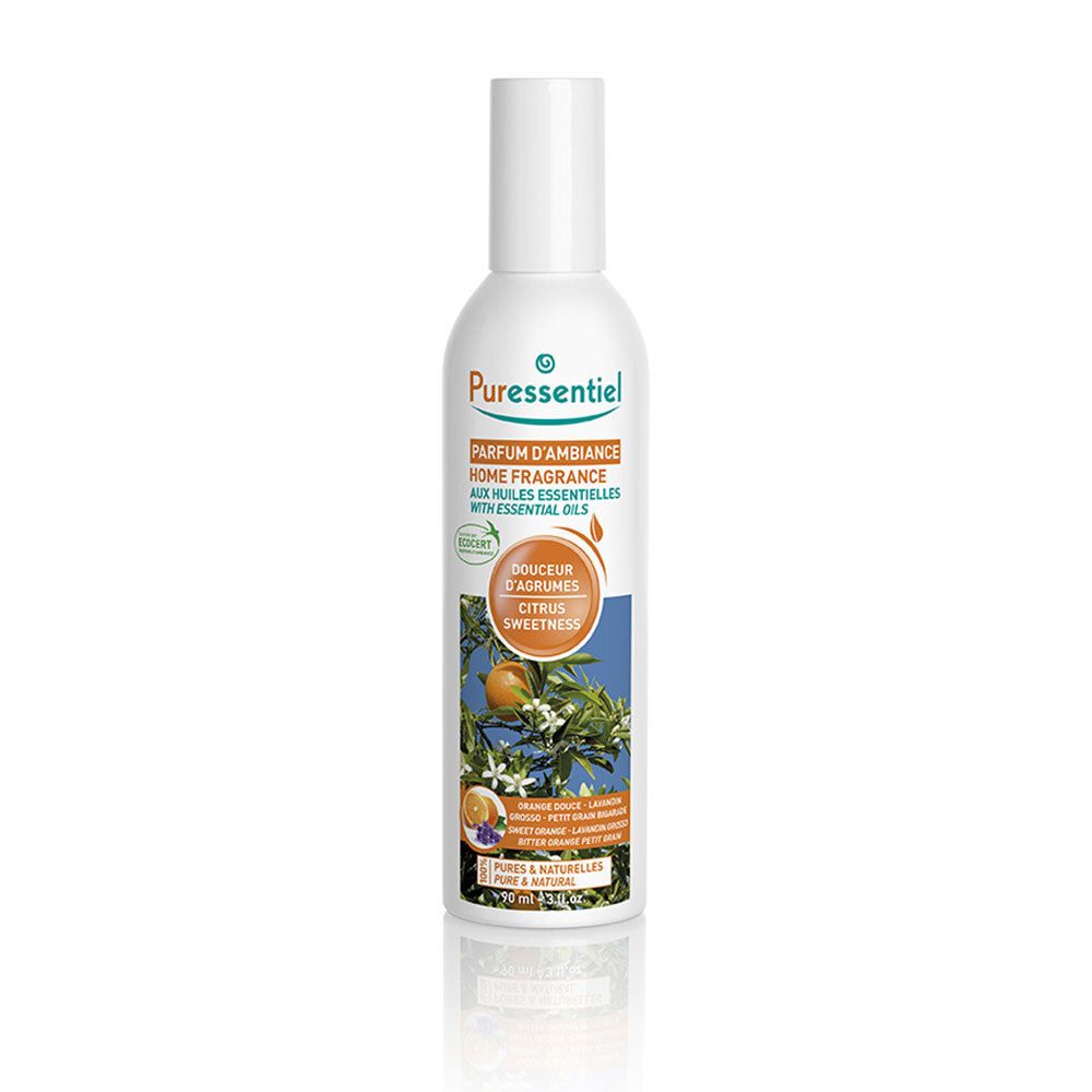Weiße Sprühflasche mit Etikett. Text: Parfum d'Ambiance, Douceur d'Agrumes. Abbildung: Orangen, Blüten.