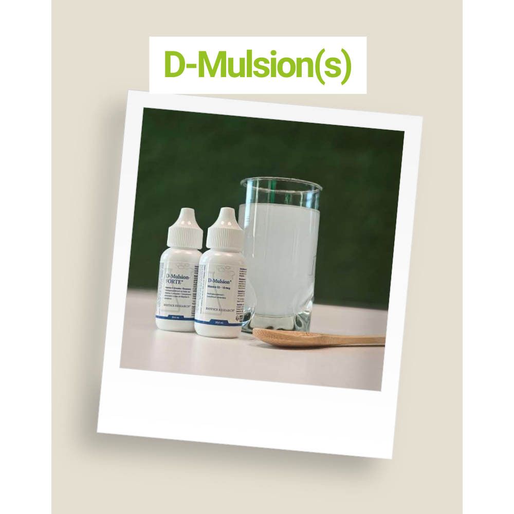 Twee flessen D-Mulsion (Forte) en een glas vloeistof. Op een Polaroid-foto.