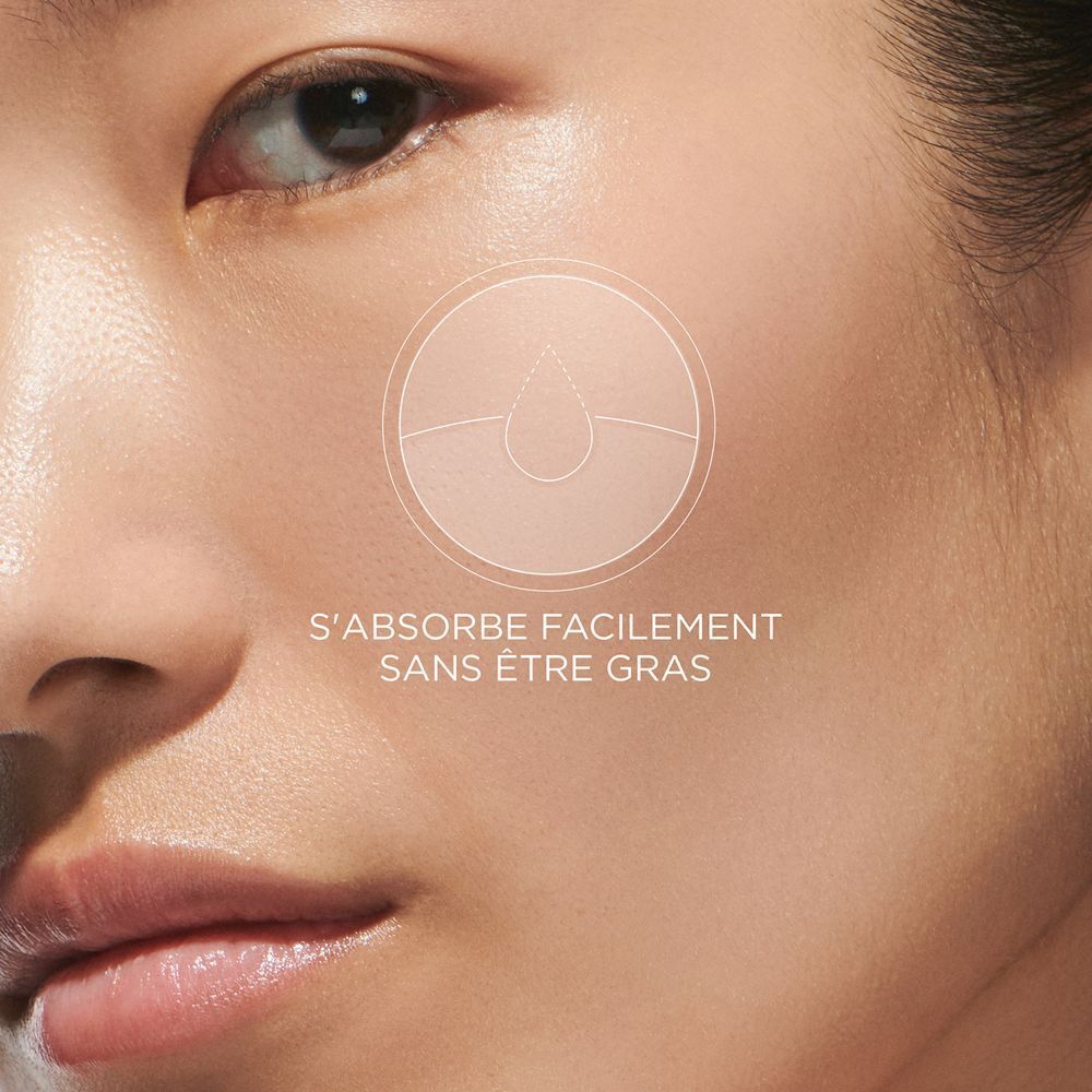 Gros plan d'un visage. Texte : 'S'absorbe facilement sans être gras'.